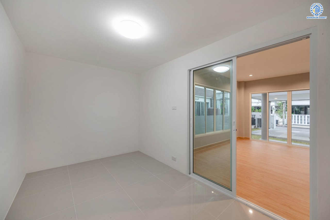 บ้านมือสองตกแต่งใหม่ โครงการ โนเบิลวานา ปิ่นเกล้า1 บ้านเดี่ยวหลังใหญ่ เนื้อที่ 65.6 ตร.ว. พื้นที่ใช้สอย 206.4 ตร.ม. ฟังก์ชัน 3 ห้องนอน 3 ห้องน้ำ 2 ห้องอเนกประสงค์  1 ห้องแม่บ้าน จอดรถได้ 2 คัน บนสุดยอดทำเลเดินทางสะดวก หน้าโครงการติดถนนใหญ่บรมราชชนนี ใกล้ทางคู่ขนานลอยฟ้าบรมราชชนนี ม.มหิดล เซ็นทรัลศาลายา และรายล้อมด้วยสิ่งอำนวยความสะดวกครบ...